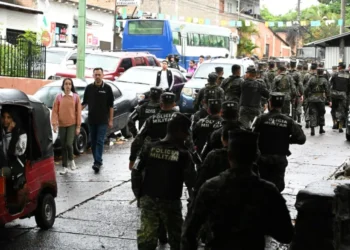 Honduras lanza a miles de policías y militares a combatir el crimen