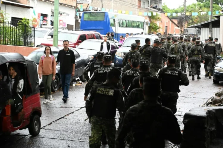 Honduras lanza a miles de policías y militares a combatir el crimen