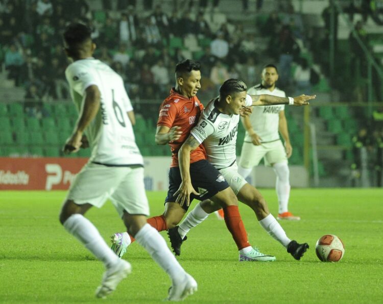 Daniel Rojas cuida el balón ante la marca de Josue Mamani