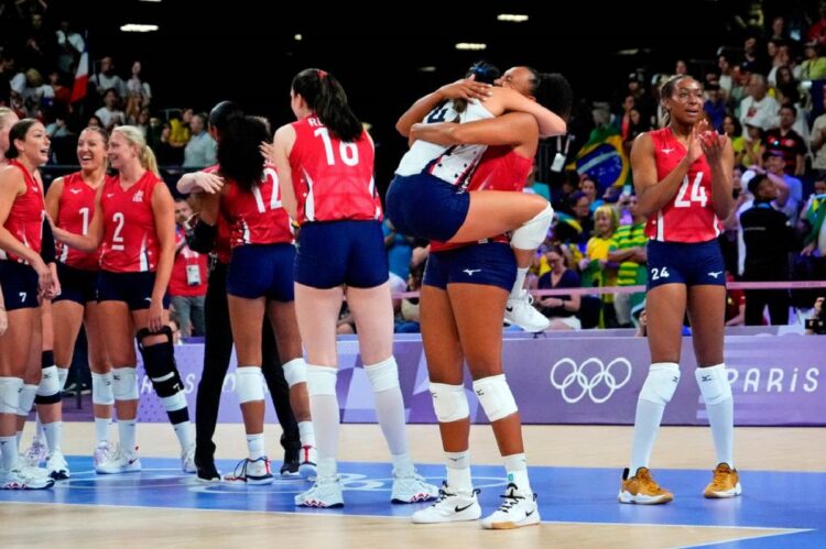 Estados Unidos festeja la victoria sobre Brasil en voleibol