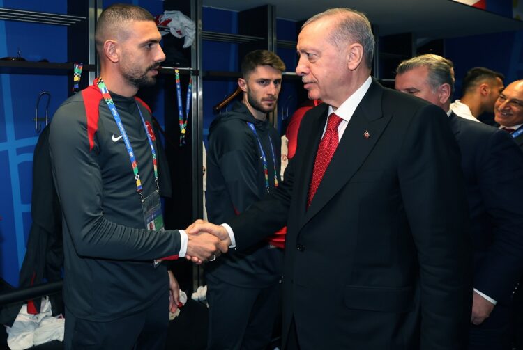 El presidente de Turquía Recep Tayyip Erdogan estrechando la mano del futbolista turco Merih Demiral