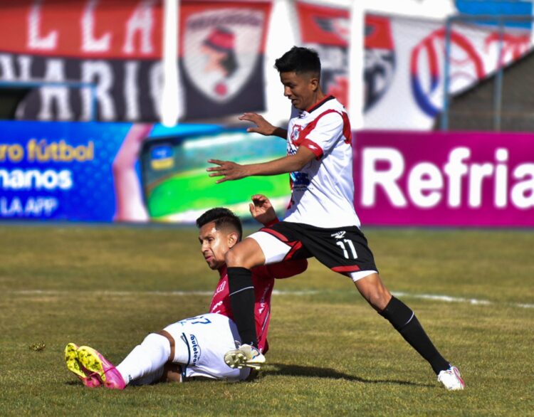 Bejarano en el suelo busca el balón ante Rojas