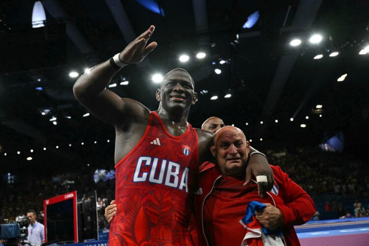 El cubano López junto con uno de sus entrenadores