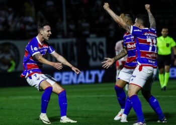 Fortaleza vence 1-2 al Bragantino y asume el liderato del Brasileirao