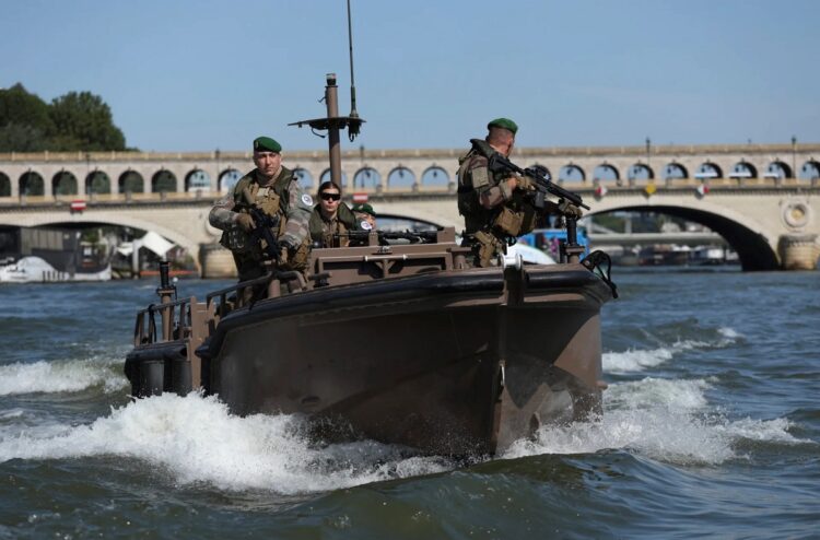 Ejército francés desplegado en el río Sena de París
