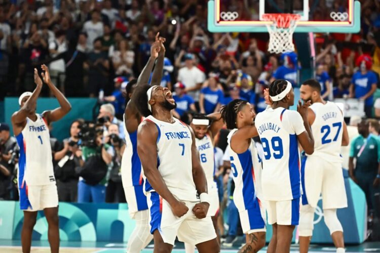 El equipo de Francia celebra la clasificación a la final del basket masculino