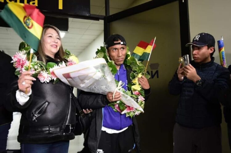Héctor Garibay y la Karen Palenque, en la llegada del atleta orureño al aeropuerto de El Alto