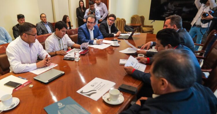 Seis gobernadores se reúnen en Santa Cruz para definir alternativas ante la crisis económica