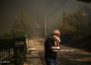 Grecia ordena más evacuaciones por incendios forestales que se acercan a Atenas
