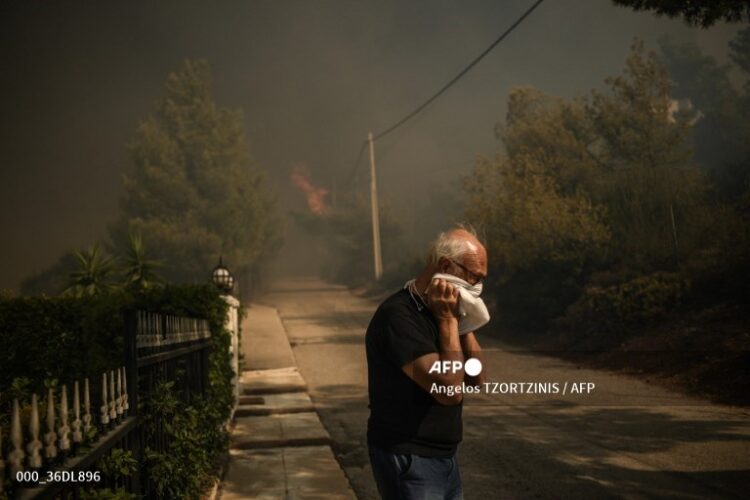 Grecia ordena más evacuaciones por incendios forestales que se acercan a Atenas
