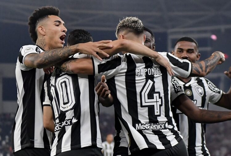 Los jugadores del Botafogo festejan uno de los goles ante el Flamengo