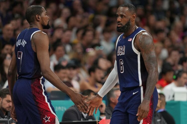 Los jugadores del Team USA de basquet Kevin Durant  y LeBron James.
