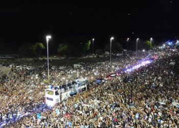 Aficionados reciben en Buenos Aires a Argentina, flamante bicampeón de América