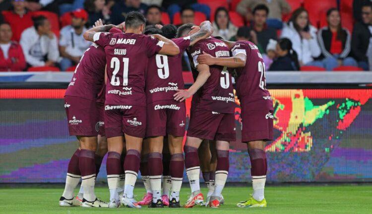 Los jugadores de Lanús festejan uno de los goles ante Liga de Quito