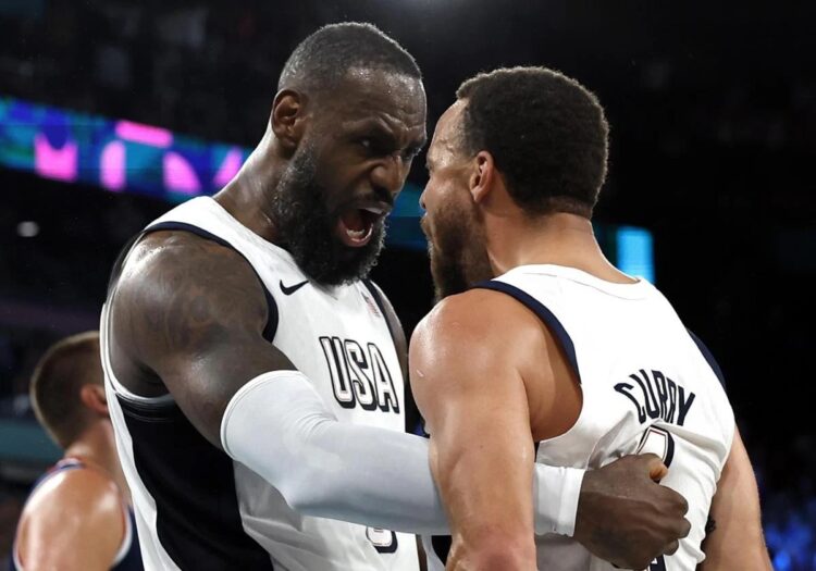 LeBron James y Stephen Curry celebran la última anotación de la ajustada victoria de Estados Unidos ante Serbia