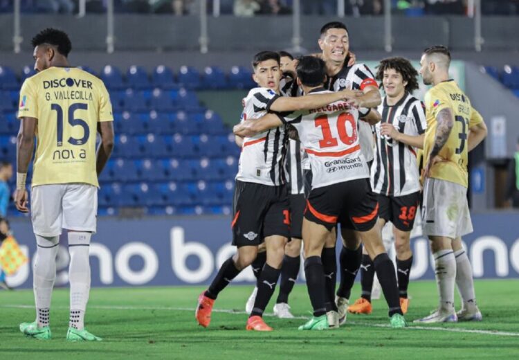 Los jugadores de Libertad celebran uno de los goles ante Católica de Ecuador