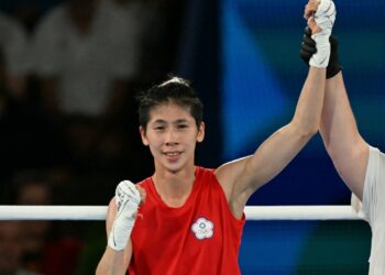 La boxeadora taiwanesa inmersa en polémica de género también avanza a la final