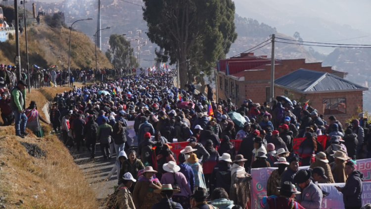 Organizaciones se concentran en El Alto para participar en la Marcha por la Democracia