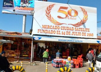 Vecinos denuncian precios "excesivos" en los productos de la canasta familiar en el mercado de Ciudad Satélite, en El Alto.