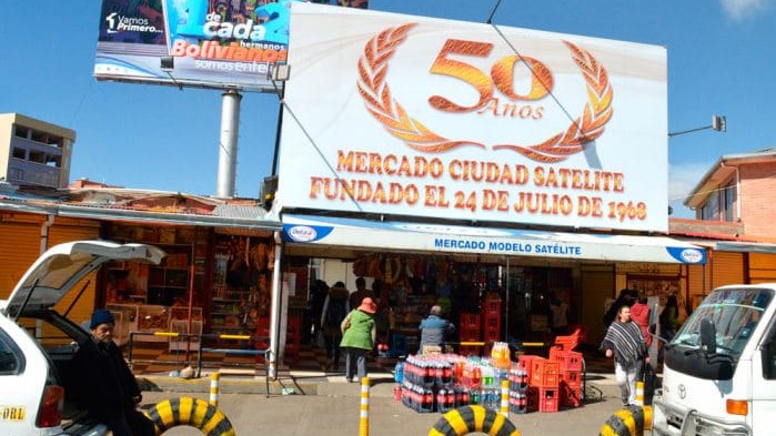 Vecinos denuncian precios "excesivos" en los productos de la canasta familiar en el mercado de Ciudad Satélite, en El Alto.