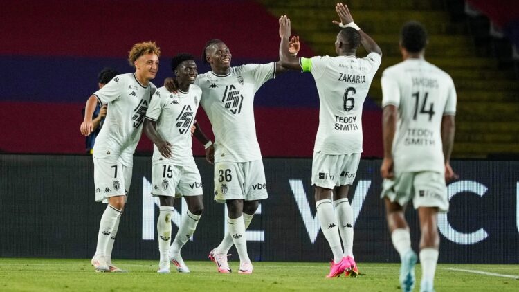 Los jugadores del Mónaco festejan uno de los goles ante el Barcelona