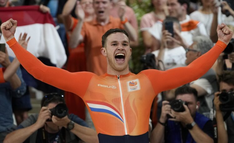 El neerlandés Harrie Lavreysen celebra su victoria en la prueba de velocidad del ciclismo de pista de los Juegos Olímpicos