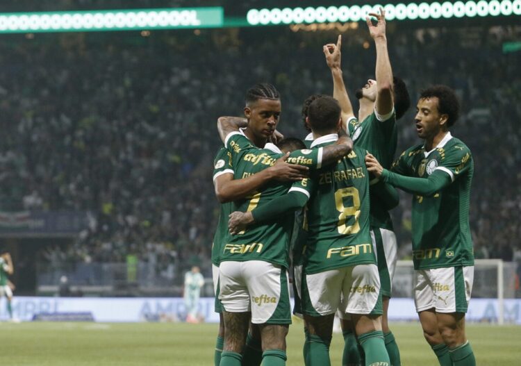 Jose Manuel Lopez del Palmeiras celebrasu gol ante el Cruzeiro