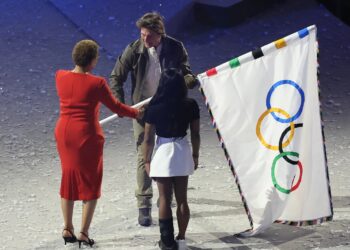 Y Tom Cruise saltó del techo: París le pasa el testigo olímpico a Los Ángeles
