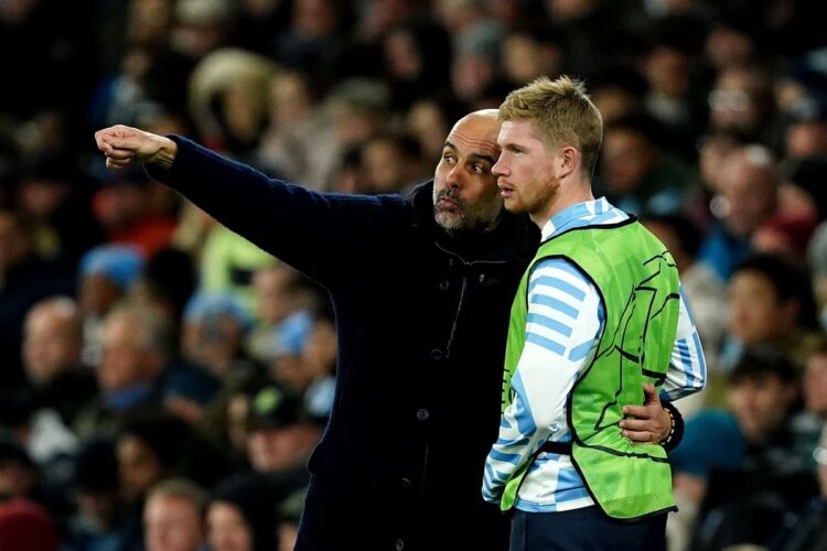 El entrenador Pep Guardiola con Kevin de Bruyne