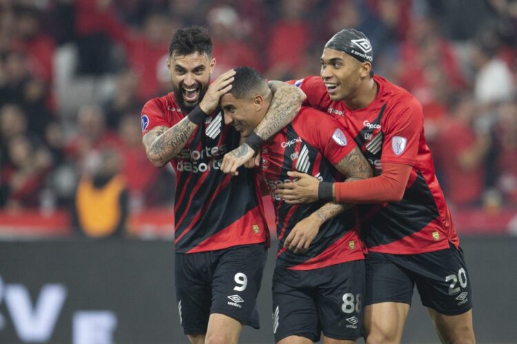 Gonzalo Mastriani (i) y Julimar (d), celebran el gol de Christian (c) que le dio el triunfo este jueves a Paranaense por 2-1 ante Belgrano en Curitiba.