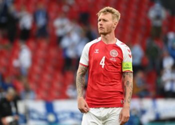 Simon Kjaer, excapitán de selección danesa, anuncia su retirada internacional