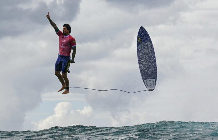 Esta fotografía del brasileño Gabriel Medina saliendo de una ola en Tahití, tomada el 29 de julio de 2024 en su camino hacia el oro olímpico, ha merecido grandes elogios para el fotógrafo de AFP Jerome Brouillet