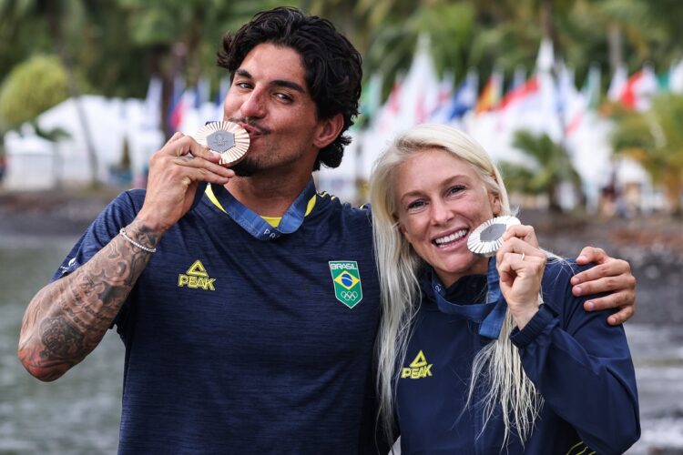 Los brasileños Gabriel Medina y Tatiana Weston-Webb