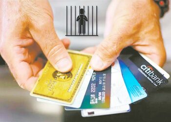 Las tarjetas de débito y crédito son cada día más populares y aceptadas por la gente.