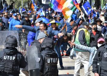 Crece la tensión en la plaza Abaroa y la agresión incluso afectó al alcalde Arias