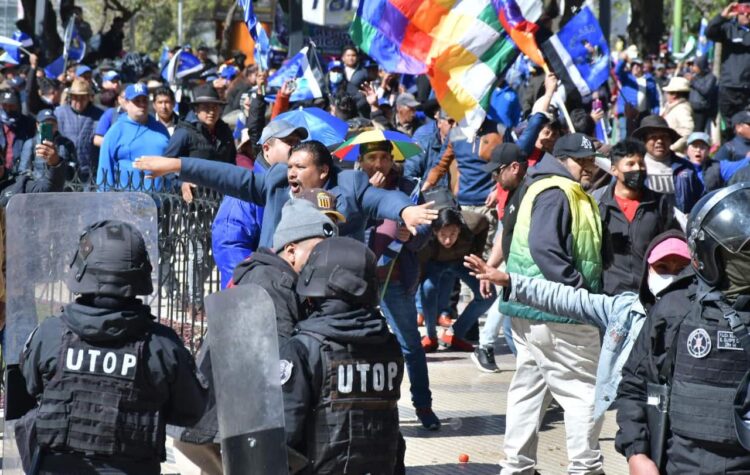 Crece la tensión en la plaza Abaroa y la agresión incluso afectó al alcalde Arias