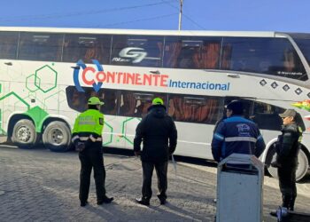 Luego de que la Policía despejó la vía La Paz-Oruro, la terminal de La Paz habilitó los viajes.