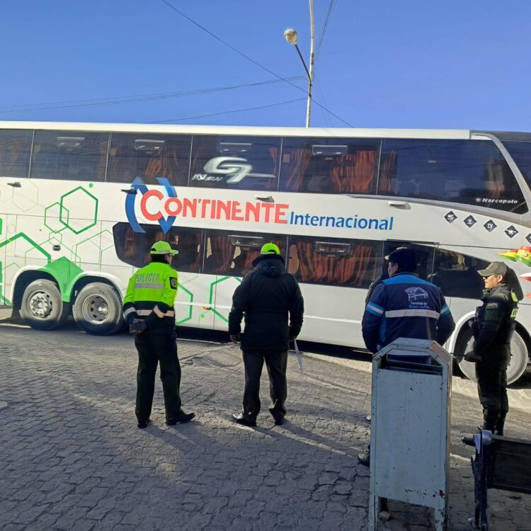 Luego de que la Policía despejó la vía La Paz-Oruro, la terminal de La Paz habilitó los viajes.