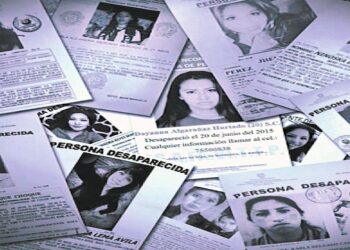 Afiches de personas que fueron reportadas como desaparecidas y registradas en la Policía.