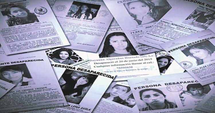 Afiches de personas que fueron reportadas como desaparecidas y registradas en la Policía.