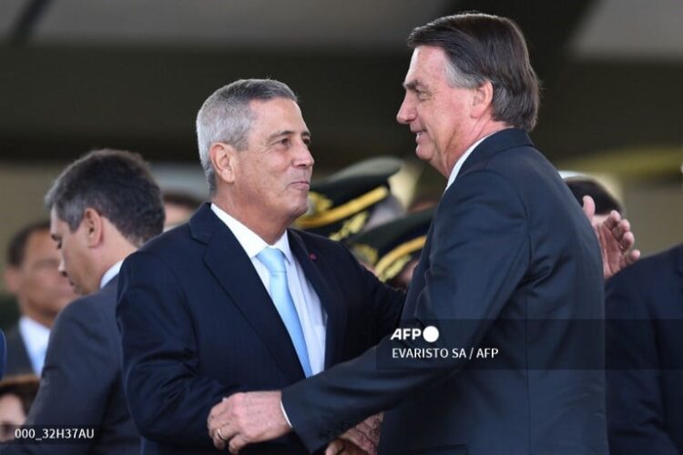 Bolsonaro junto a su exministro de Defensa