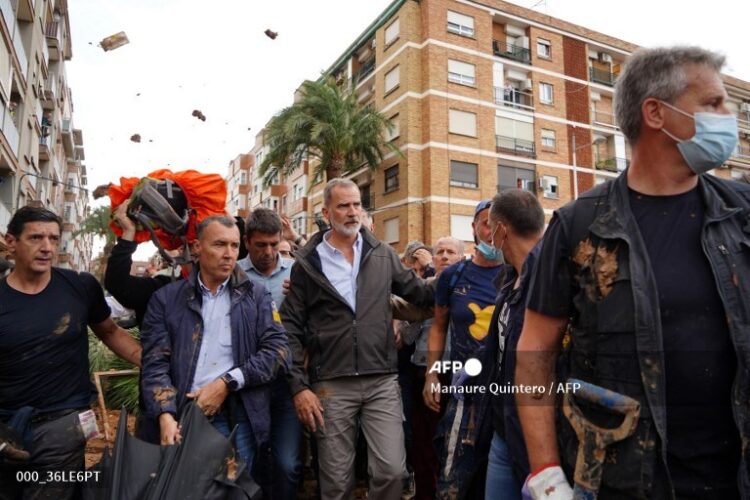 Insultaron y lanzaron barro a los reyes de España en Valencia