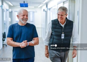 Lula camina por los pasillos del hospital