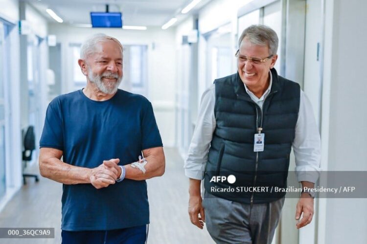 Lula camina por los pasillos del hospital