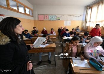 Algunos niños acudieron hoy a las escuelas