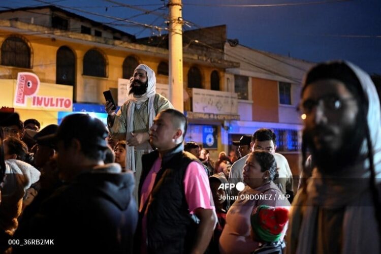 Familiares piden ver a los niños rescatados