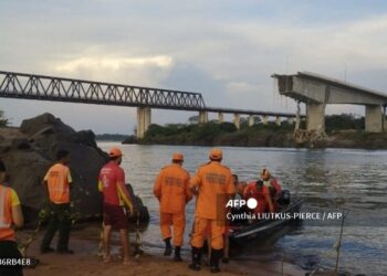 Equipos de rescate trabajan en el lugar del colapso