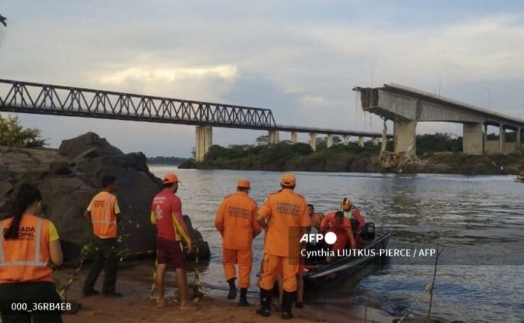 Equipos de rescate trabajan en el lugar del colapso
