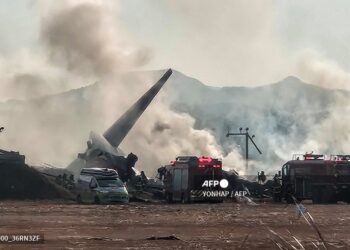 El avión estalló luego de chocar contra una valla