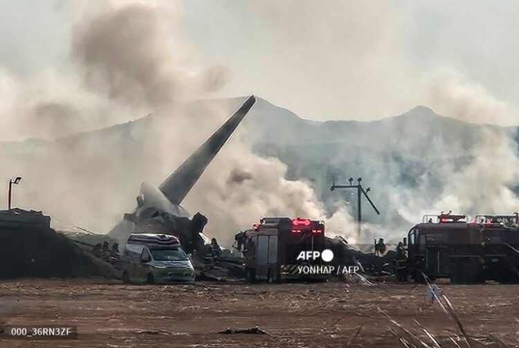 El avión estalló luego de chocar contra una valla